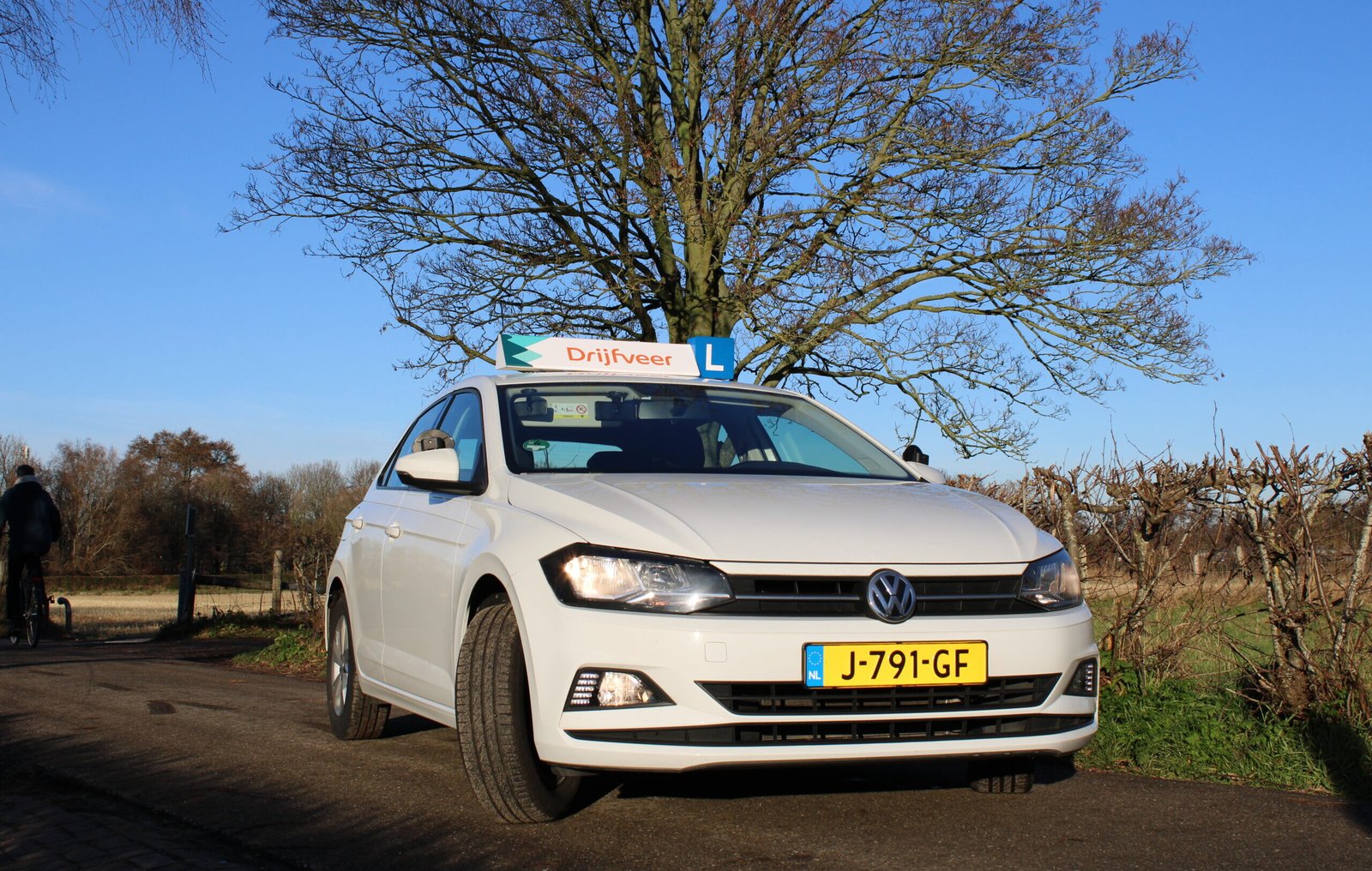 De witte Volkswagen lesauto van Rijschool Drijfveer